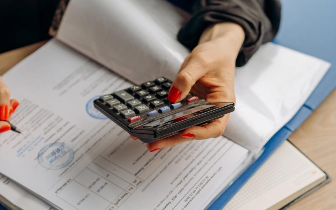 kobieta z kalkulatorem, zarządzanie finansami